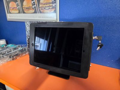 une tablette posée sur un bureau dans une pièce