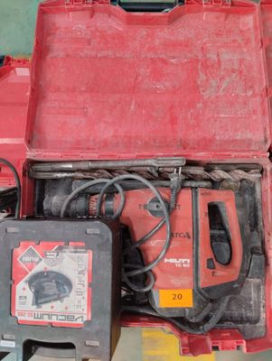 une boîte à outils rouge contenant des outils, posée sur une table