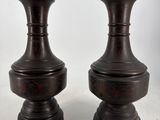 deux vases posés sur une surface blanche