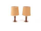 une paire de lampes avec des abat-jours de chaque côté, posées sur une surface blanche