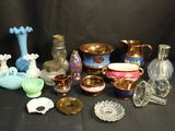 de nombreux vases en verre posés sur une table