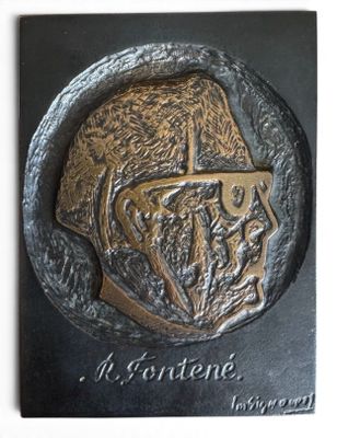 une image représentant une plaque à l'effigie d'un homme portant un casque