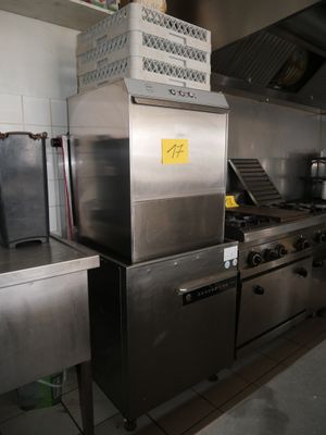 une grande cuisinière en acier inoxydable dans une cuisine professionnelle
