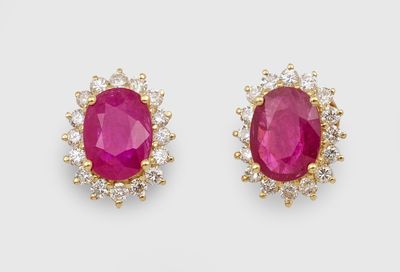 une paire de boucles d'oreilles en rubis et diamants