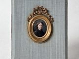 un portrait miniature d'une femme dans un cadre doré