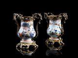 deux vases posés l'un à côté de l'autre sur une table