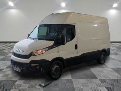 la photo d'une camionnette blanche garée dans un garage