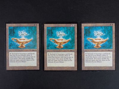 trois cartes de jeu de cartes magiques posées sur une surface noire