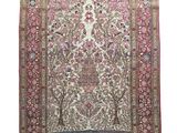 un tapis persan antique avec un motif floral sur fond blanc