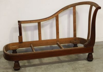 un banc en bois surmonté d'un cadre en bois