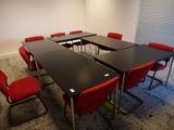 une table et des chaises dans une pièce avec une grande fenêtre
