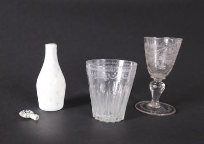 trois vases en verre et une bouteille posés sur une table