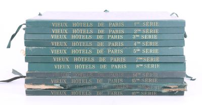 plusieurs livres empilés sur une surface blanche