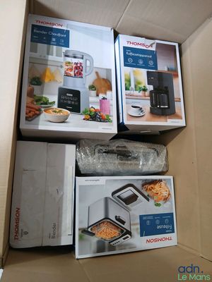 trois boîtes de nourriture posées sur un carton