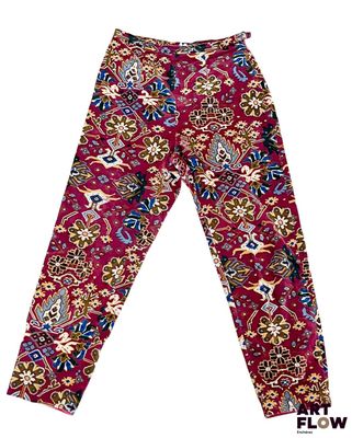un gros plan d'un pantalon sur fond blanc