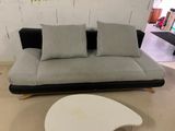 un canapé et une table basse dans une pièce