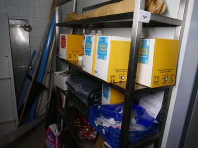 de nombreuses boîtes sur les étagères de la pièce