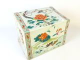une petite boîte décorée de fleurs et d'oiseaux