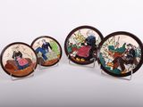 un ensemble de quatre petites assiettes ornées de motifs variés