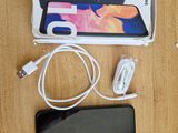 deux téléphones posés l'un à côté de l'autre sur une table