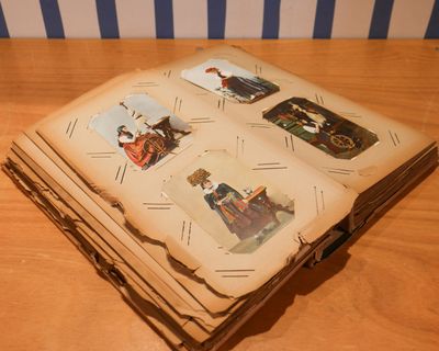 une pile de vieux livres posée sur une table en bois