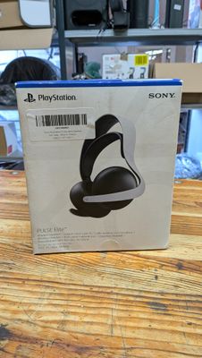La boîte des écouteurs Sony est posée sur la table.
