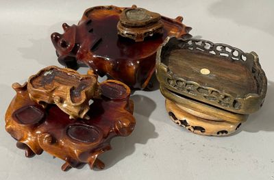 trois pièces de poterie posées sur une surface blanche