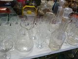 beaucoup de verres et de vases posés sur une table