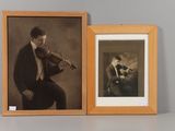 deux photographies encadrées représentant un homme jouant du violon et une femme jouant du violon