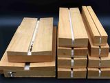 plusieurs morceaux de bois empilés les uns sur les autres sur une table