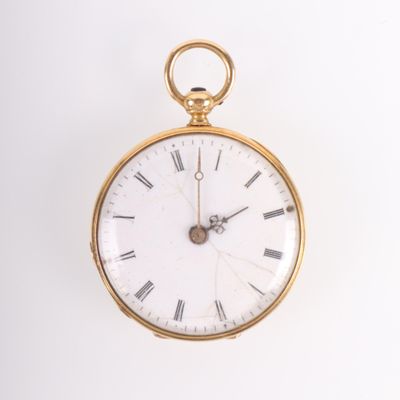 une montre de poche en or avec des chiffres romains sur le cadran
