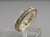 gros plan d'une bague en diamant sur une surface claire