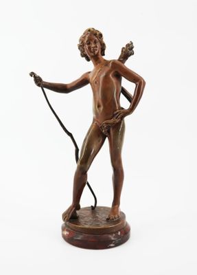 statue en bronze représentant un homme tenant un fouet et un fouet
