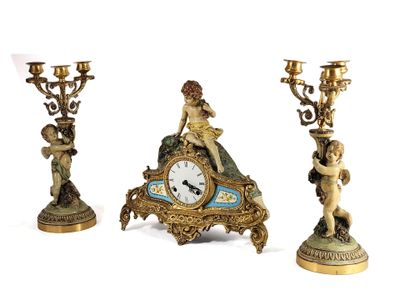 GARNITURE DE CHEMINEE composée d'une pendule en régule doré …