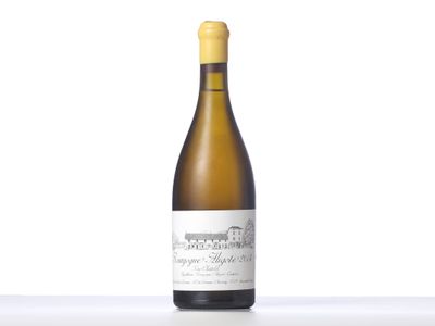 une bouteille de vin blanc posée sur une table
