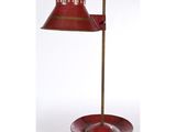 une lampe de table rouge surmontée d'un abat-jour rouge
