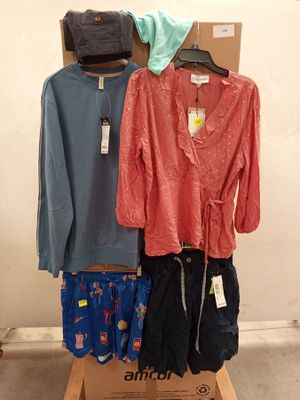 un présentoir de vêtements destinés à la vente dans un magasin de vêtements