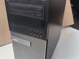 un ordinateur de bureau posé sur un bureau