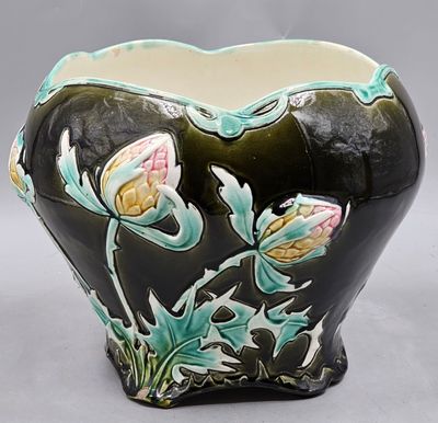 213 / Y4 / De Bruyn 1395, cache-pot en barbotine à déc…