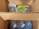 une boîte en carton remplie de différents types de fils