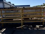 un gros tas d'échafaudages jaunes dans un parking