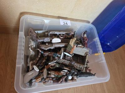 un bac en plastique rempli de vis et de clous posé par terre