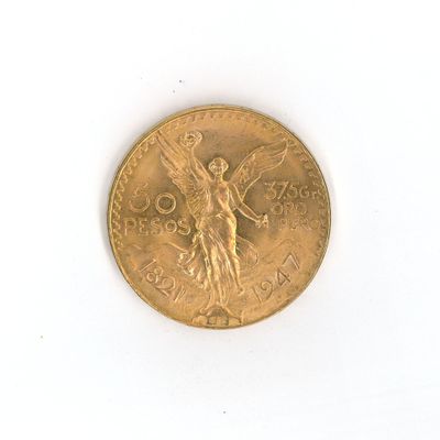 une pièce d'or représentant un ange sur un fond blanc