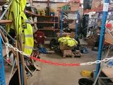 une grande pièce avec de nombreuses étagères et beaucoup d'outils