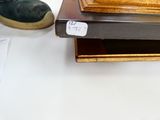 une paire de chaussures posée sur une table à côté d'un cadre photo
