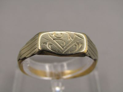 une image représentant une bague en or ornée d'un motif
