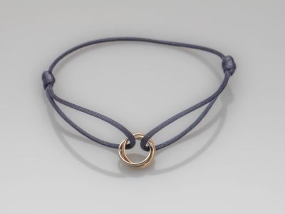 gros plan d'un bracelet sur une surface blanche