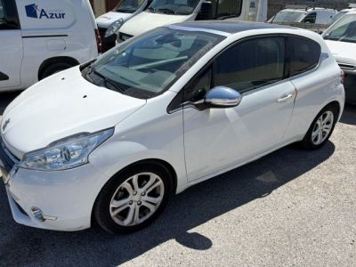 une voiture blanche garée dans un parking