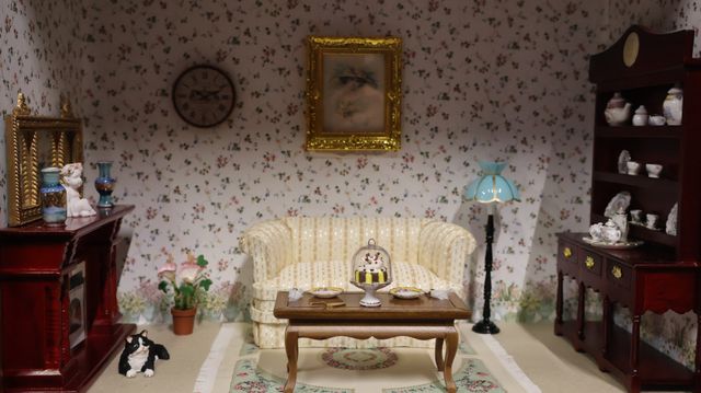 Diorama. Composition miniature, dans une vitrine en bois, vitre e...