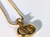 un collier en or orné d'une lettre « h »